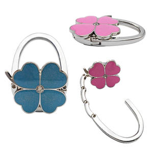 Alliage de zinc trèfle <span class=keywords><strong>à</strong></span> quatre feuilles suspendu <span class=keywords><strong>sac</strong></span> cintre Portable pliant bureau <span class=keywords><strong>sac</strong></span> <span class=keywords><strong>à</strong></span> <span class=keywords><strong>main</strong></span> fourre-tout <span class=keywords><strong>Table</strong></span> crochet goutte <span class=keywords><strong>sac</strong></span> spécial pièces accessoires - Product Image 2