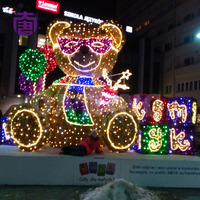 Sculpture lumineuse de Noël en forme d'ours polaire pour la décoration de thème hivernal en plein air des places urbaines, des parcs et des centres de villégiature