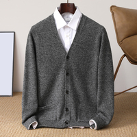 Grossiste Nouveau Cardigan en Laine Tricoté pour Homme, Col en V Uni, Manches Longues, Pull Décontracté en Laine, Vente Directe Usine, Logo Personnalisé