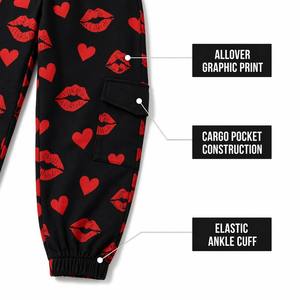 Pantalon cargo jogger personnalisé noir et rouge avec imprimé cœur, motif graphique intégral, poches à rabat, revers élastiques, style streetwear décontracté pour homme - Product Image 2