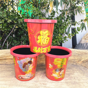 Cubo de basura cilíndrico rojo con pegatinas para uso en interiores y exteriores, contenedor de residuos de una sola capa de 290 g - Product Image 1