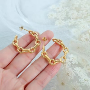 Boucles d'oreilles créoles tendance, bijoux statement, plaqué or 18 carats, acier inoxydable, chaîne à maillons élégante - Product Image 6