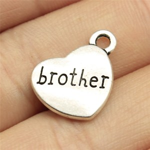 Breloque Cœur avec Inscription « Frère » 15x18mm en Alliage de Zinc Argent Vieilli pour Souvenir d'<span class=keywords><strong>Anniversaire</strong></span> d'Frère ou Sœur - Product Image 1