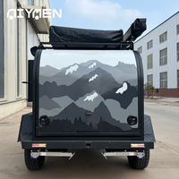 Petite caravane de luxe tout-terrain à toit plat avec cuisine coulissante en acier inoxydable, étanche, légère et robuste