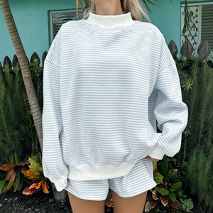 Set Coordinato da Donna a Righe Rosa e Bianche, Felpa Oversize con Collo Tondo e Pantaloncini con Coulisse, Outfit Casual per il Tempo Libero - Product Image 4