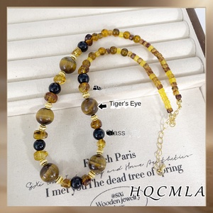 Collier papillon en œil de tigre ambré Maillard 2026 avec diamant, chaîne en laine de niche de luxe léger pour femme, collection automne-hiver - Product Image 2