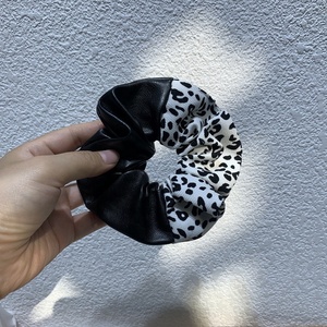 Venta al por mayor leopardo guepardo patrón tela banda para el cabello cuerdas negro costura PU vacas <span class=keywords><strong>Scrunchies</strong></span> - Product Image 6
