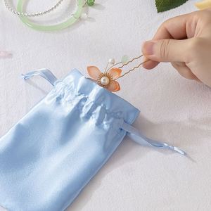 Sac en satin rose doré luxueux avec cordon de serrage pour bijoux personnalisés, idéal pour les célébrations de vacances - Product Image 6