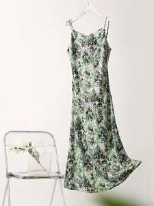 Elegante vestido con cuello en V, estampado impresionista de jardín, acetato de lujo floral francés con vestidos casuales cortados al bies - Product Image 3