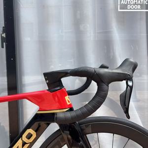 Vélo de route aérodynamique KOZO Shi Mano 105 Di2 en fibre de carbone OEM, 7,9 kg, frein à disque hydraulique, roues à rayons légères de course 700C - Product Image 2