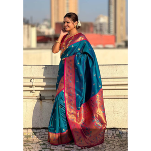 ชุดเดรสราตรีผ้าไหม Paithani สีน้ำเงิน แต่งลาย Zari ทอแบบ Tiny Nath Meenakari ตัดกันด้วยสี Yeola สวยสง่างาม - Product Image 6