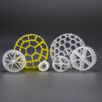 Support filtrant biologique en plastique HDPE blanc durable à conception poreuse pour stations d'épuration, durée de vie >10 ans