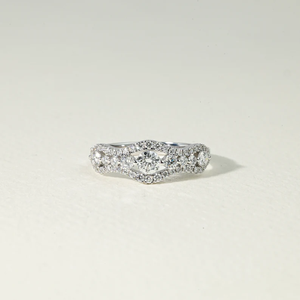 Elegante Anillo de Compromiso con Clúster de Diamantes Cultivados en Laboratorio, 0.85 TCW, Corte Redondo, Diamantes Creados en Laboratorio, Ideal para Propuesta y Regalo de Aniversario - Product Image 2