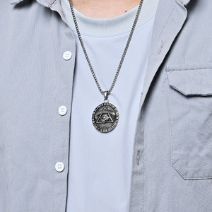 Collar con Colgante Redondo Geométrico con Ojo de Horus, Unisex, para Uso Diario, en Tono Dorado y Plateado - Product Image 2