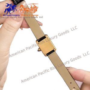 Montre vintage carrée dorée à quartz avec bracelet en cuir noir pour femme, cadran classique à chiffres romains - Product Image 3