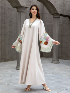 Elegante abito in poliestere con nappine ricamate con scollo a V per donne musulmane per la stagione autunnale in <span class=keywords><strong>Medio</strong></span> <span class=keywords><strong>Oriente</strong></span> - Product Image 4