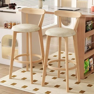 <span class=keywords><strong>Tabouret</strong></span> <span class=keywords><strong>de</strong></span> <span class=keywords><strong>bar</strong></span> à pieds hauts en <span class=keywords><strong>bois</strong></span> clair avec siège moderne minimaliste rembourré <span class=keywords><strong>et</strong></span> repose-pieds rond. Baravec une conception arquée <span class=keywords><strong>de</strong></span> dossier. - Product Image 1