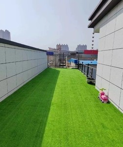 หญ้าเทียม พรมหญ้าสังเคราะห์ สีเขียว สำหรับภายนอกอาคาร ทนทาน สมจริง ทันสมัย - Product Image 3