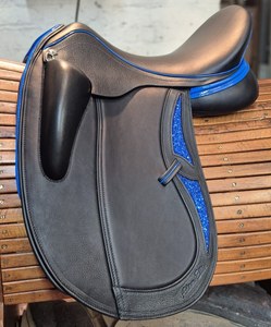 Silla de Doma de Cuero Duradera con Asiento de Agarre Profundo, Gullet Ajustable y Acolchado Suave, Ideal para Entrenamiento - Product Image 1