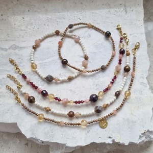 Bracelet ajustable artisanal délicat en pierres naturelles et perles de cristal de guérison – Vente en gros de bracelets colorés de haute qualité - Product Image 1