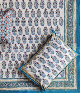 ผ้าปูเตียงพิมพ์ลายดอกไม้และใบไม้หรูหราเหมาะสำหรับบรรยากาศในห้องนอนที่ผ่อนคลาย - Product Image 1