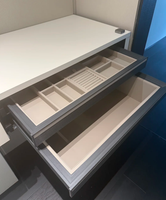 Dressing sur mesure minimaliste avec îlot de rangement intégré et tiroirs à fermeture douce pour toute la maison