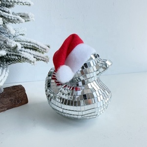 Figurine <span class=keywords><strong>de</strong></span> canard boule à facettes avec <span class=keywords><strong>bonnet</strong></span> tricoté pour décoration <span class=keywords><strong>de</strong></span> Noël et <span class=keywords><strong>de</strong></span> table - Product Image 1