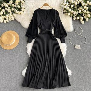 Robe longue plissée vintage à manches longues, col en V élégant, à lacets, taille ajustée, effet amincissant, modèle très prisé - Product Image 3