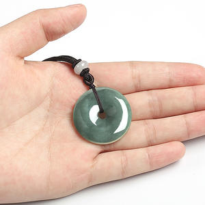 Colgante de Jadeíta Natural Grado A Verde Aceite Tipo Hielo Glutinoso con Diseño Étnico de Hebilla de la <span class=keywords><strong>Paz</strong></span> Unisex - Product Image 3