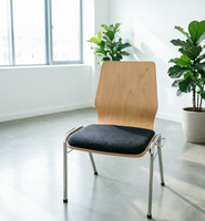 Chaise de conférence empilable et accrochable en contreplaqué courbé OKBUY avec cadre chromé pour la formation et les banquets
