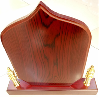 Plaque de bouclier en bois de vente directe d'usine de Wenzhou pour la plaque de récompense de souvenir en métal émaillé doux la planche de bois peut être personnalisée