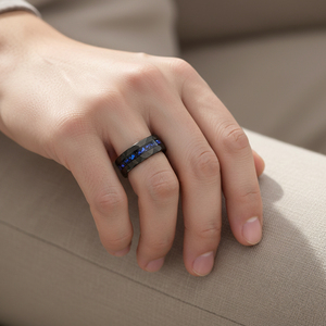 Bague en carbure de tungstène noir martelé de 8 mm avec incrustation d'<span class=keywords><strong>opale</strong></span> bleue écrasée, tendance, pour couples, alliance de promesse et de mariage pour hommes et femmes - Product Image 3