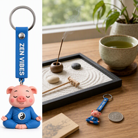 Großhandel 3D Weicher PVC-Schlüsselanhänger Zen-Meditations-Schweinchen-Figur mit Blauem Armband Stressabbau Firmen-Souvenir-Geschenk