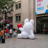 Lapin gonflable blanc personnalisé avec cœurs pour la décoration d'événements festifs, la publicité commerciale, les événements de carnaval