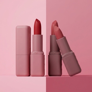 Rouge à lèvres sérum hydratant personnalisable en gros, maquillage pour les lèvres avec 8 heures d'hydratation repulpante grâce à l'<span class=keywords><strong>acide</strong></span> <span class=keywords><strong>hyaluronique</strong></span> et au mélange d'huiles - Product Image 1