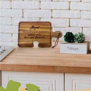 Planche à découper en bois d'acacia en forme de puzzle, 13,19 po x 7,94 po, gravée pour maman, planche à servir le fromage - Product Image 3
