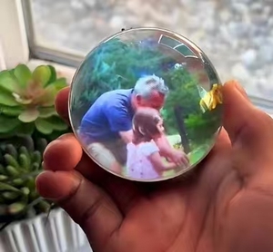 Bola de Cristal con Video Personalizado, Esfera de Recuerdos, Lámpara Electrónica de Escritorio, Bola de Cristal Mágica con Luz para Regalos de Navidad - Product Image 1