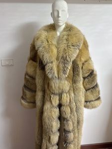 RXFurs Giacca in Pelliccia Calda a Righe Verticali, Extra Lunga, Lussuosa in Vera Pelliccia di Volpe Dorata con Grande Colletto - Product Image 4