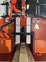 Cette machine de découpe de fentes multifonctionnelle est contrôlée par un système PLC et un système de commande servo, avec fonctions de rainurage et de découpe.