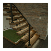 Escalier droit mono-rampe avec garde-corps personnalisé en acier et verre, composants en bois naturel, escalier intérieur moderne pour appartement