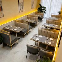 Ensemble de salle à manger moderne de luxe personnalisable OEM ODM, table en pierre frittée, structure en acier inoxydable, bordure métallique et chaise en cuir pour restaurant