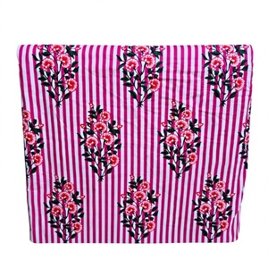 Tissu en coton rose à motifs floraux imprimés en blocs, non coupé, pour confection de costumes, avec des motifs traditionnels, idéal pour la création de robes d'été. - Product Image 1