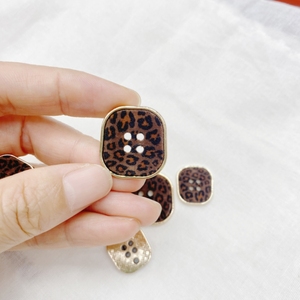 Custom Logo Square 4-Hole Zinc Alloy <strong>Buttons</strong> 25mm Leopard Print Suede Metal Sewing <strong>Buttons</strong> <strong>for</strong> Clothing <strong>Plating</strong> Technique - Product Image 6