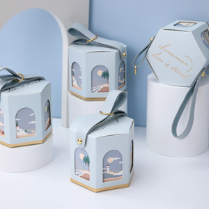 Cajas de Regalo Hexagonales con Asa de Cuero <span class=keywords><strong>para</strong></span> Recuerdos de Boda, Estilo Nuevo, Embalaje de Papel, Laminación Mate, Carpeta de Repujado - Product Image 1