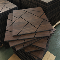 Panneau mural acoustique insonorisant Akupanel MDF en placage de noyer à motif triangulaire irrégulier