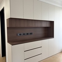 Buffet avec panneau en verre, cadre en bois peint, panneau écologique pour la décoration de cuisine et d'appartement
