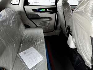 Mempromosikan mobil SUV energi baru berkecepatan tinggi yang luas dengan interior yang nyaman, cocok untuk tamasya keluarga. - Product Image 5