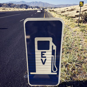 Panneau en aluminium Panneau routier rectangulaire réfléchissant personnalisé pour station-service Sécurité Triangle Type solaire Matériau métallique - Product Image 3