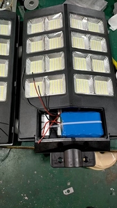 Lampadaire solaire LED tout-en-un 600W à 16 têtes pour extérieur avec capteur pour jardin et aménagement paysager IP65 IP67 Utilisation routière - Product Image 1