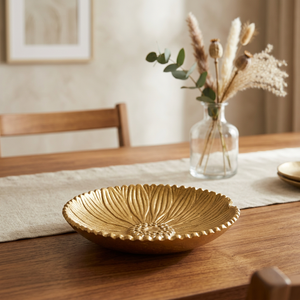 Assiette décorative ronde dorée en métal poli, style glamour, faite à la main, pour les fêtes - Product Image 2